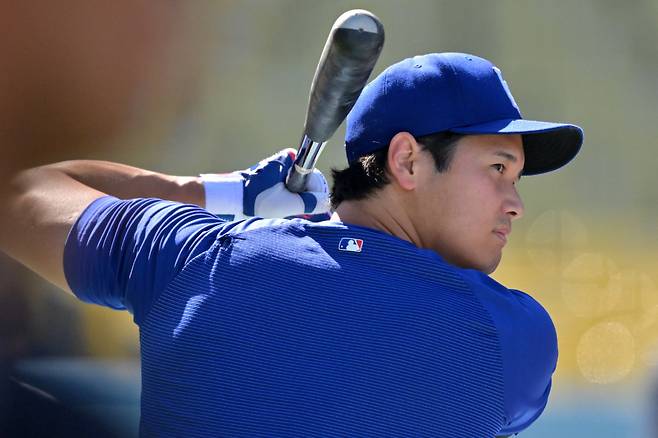 Apr 1, 2026; Los Angeles, California, USA;  Los Angeles Dodgers two-way player Shohei Ohtani (17) waits behind the cage as he takes live batting practice prior to the game against the Cleveland Guardians at Dodger Stadium. Mandatory Credit: Jayne Kamin-Oncea-Imagn Images







<저작권자(c) 연합뉴스, 무단 전재-재배포, AI 학습 및 활용 금지>
