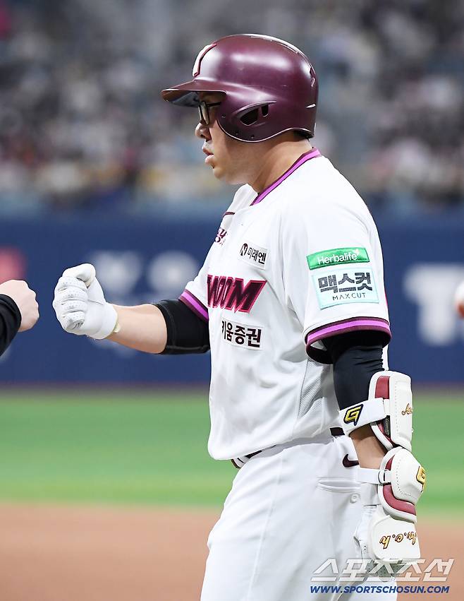 5일 서울 고척스카이돔에서 열린 LG-키움전. 8회말 무사 3루 내야 안타로 출루한 안치홍. 정재근 기자 cjg@sportschosun.com/2026.4.5/