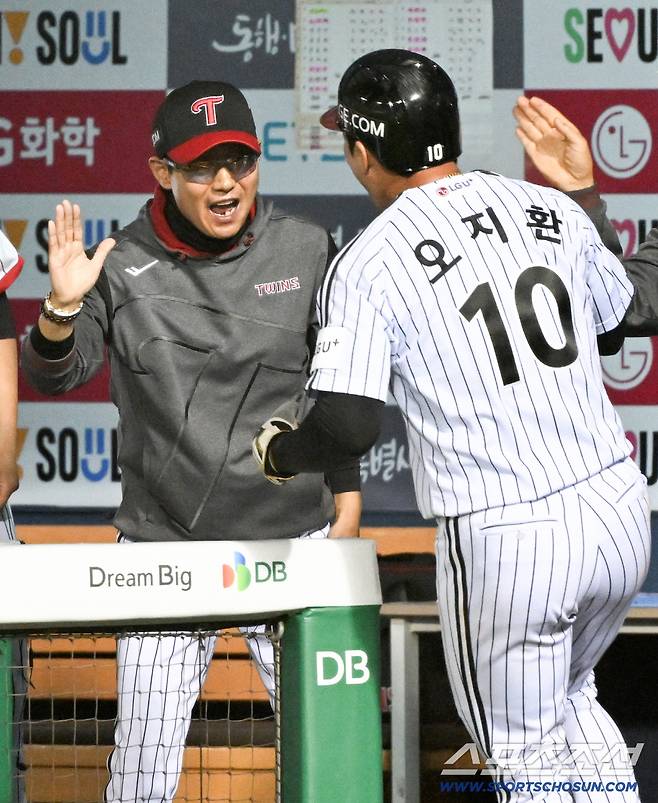 16일 잠실구장에서 열린 LG와 롯데의 경기. LG 염경엽 감독이 득점한 오지환을 반기고 있다. 잠실=박재만 기자 pjm@sportschosun.com/2026.04.16/