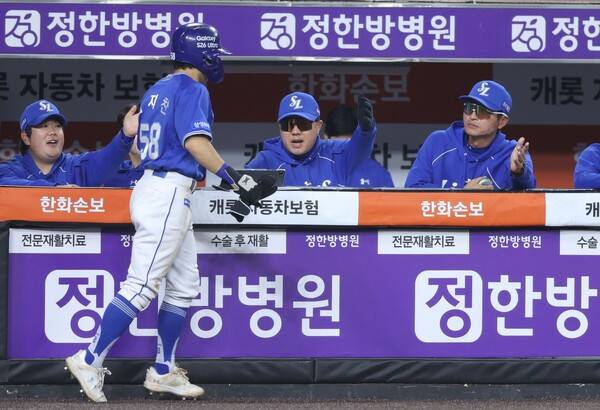 박진만 감독(가운데). ⓒ삼성라이온즈