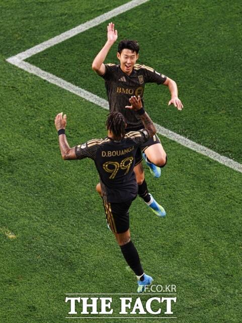 소속팀 LAFC에 복귀한 손흥민(위쪽)은 5일 올랜도와 2026 MLS 6라운드 홈경기에서 전반에만 4어시스트를 기록하는 대활약을 펼쳤다. 사진은 손흥민의 도움으로 해트트릭을 기록한 드니 부앙가와 하이파이브 장면./LAFC