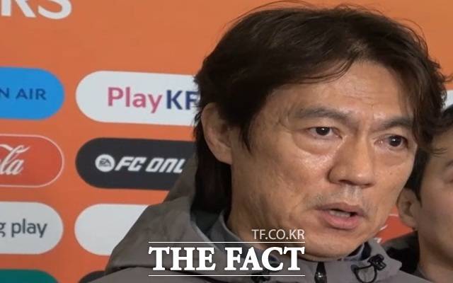 홍명보 축구대표팀 감독이 지난 2일 귀국길에서 유럽 원정 평가전 2연패에 대해 사과하며 향후 계획을 밝혔다. /인천국제공항=오승혁 기자