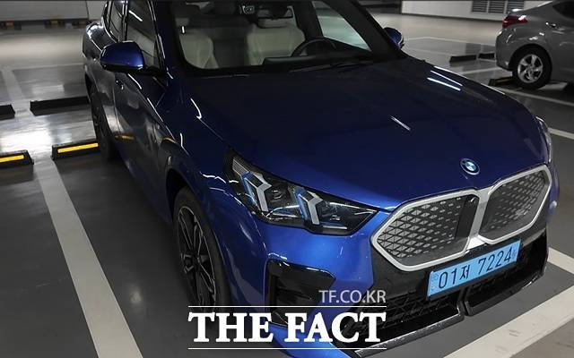 '오승혁의 팩트 DRIVE'는 최근 iX2와 M135를 연달아 시승하면서 BMW가 취재진에게 구입 열망이 생길 수밖에 없는 신기한 경험을 했다. 마치 '독일 산신령'이 질문하는 마법으로 비쳤다.사진은 BMW iX2./서울 마포구=오승혁 기자