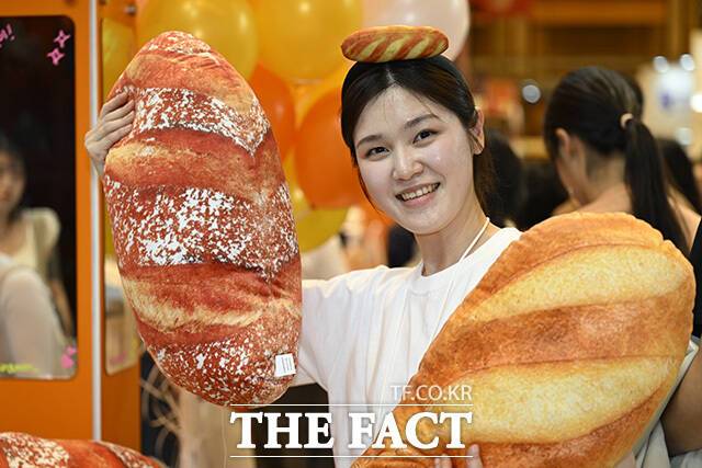 '2026 한국국제베이커리페어'가 16일 오후 서울 강남구 코엑스에서 열린 가운데 참여 업체 관계자가 포즈를 취하고 있다. /송호영 기자