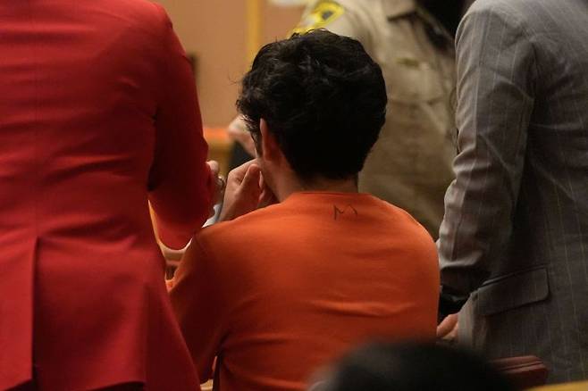 샘 올트먼 오픈AI 최고경영자(CEO) 자택에 화염병을 던진 혐의로 붙잡힌 대니얼 모레노-가마가 법정에 출두한 모습. AP연합뉴스