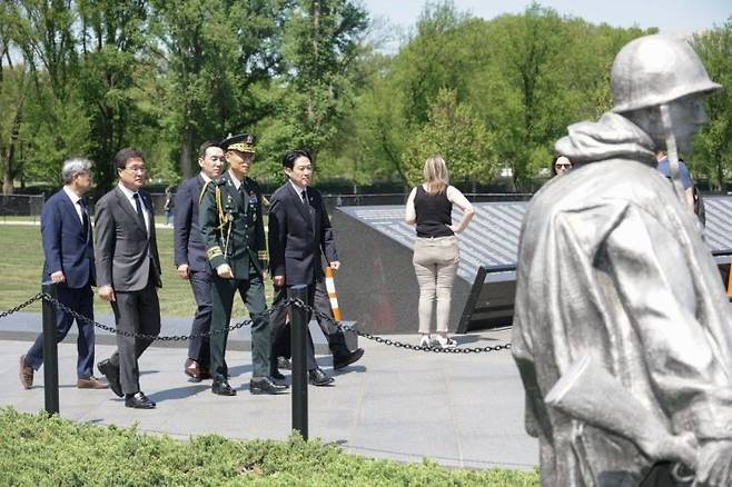 장동혁 국민의힘 대표가 14일(현지시간) 한국전쟁 기념비를 참배하기 위해 방문하고 있다. 연합뉴스