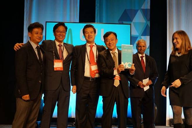 2016년 '매스챌린지(MassChallenge)' 최종 결선 무대에서 500명의 경쟁자를 물리치고 대상을 수상한 이와이엘 관계자들이 기념촬영을 하고 있다. 이와이엘이 국가전략기술 확인을 받는 데는 이후 10년의 시간이 소요됐다. 사진=이와이엘