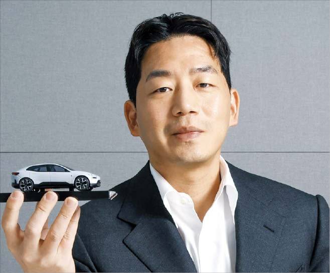 함종성 폴스타코리아 대표가 폴스타 전기차 미니어처를 들어 보이고 있다. /장경식 기자