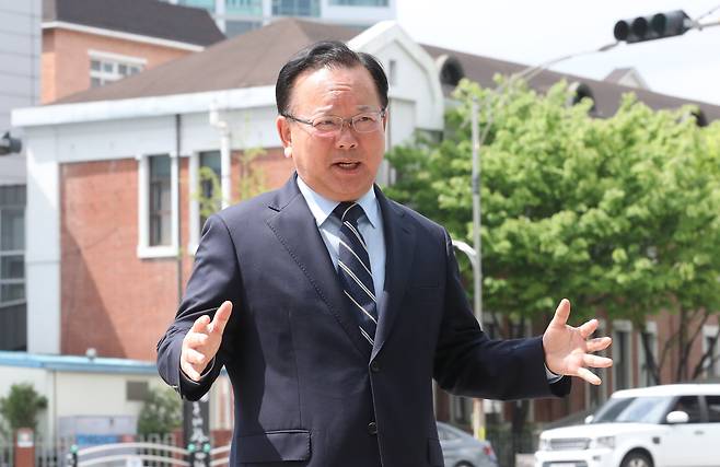 더불어민주당 김부겸 대구시장 후보가 지난 10일 대구 중구 삼덕네거리에서 본지와 인터뷰를 하고 있다. 김 후보는 대구 시민에게 하고 싶은 말로 “정치꾼 아닌 일꾼 후보 한 번 써먹어 달라”라고 했다. 김 후보 뒤로는 박정희 전 대통령의 모교인 옛 대구사범학교 건물이 보인다. /김동환 기자