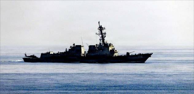 미 중부사령부가 15일 호르무즈 해협 역봉쇄 임무에 투입했다고 밝힌 유도 미사일 구축함. /미 중부사령부