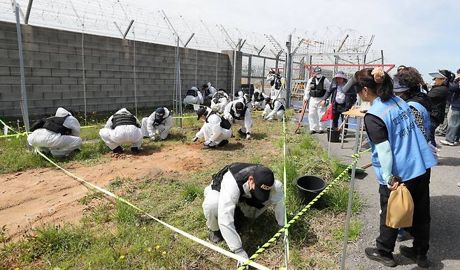공항외곽에서 유해가 추가로 발견됨에 따라 둔덕주변과 갈대숲, 배수구 등 주변에 대해 재수색에 들어갔다./김영근 기자
