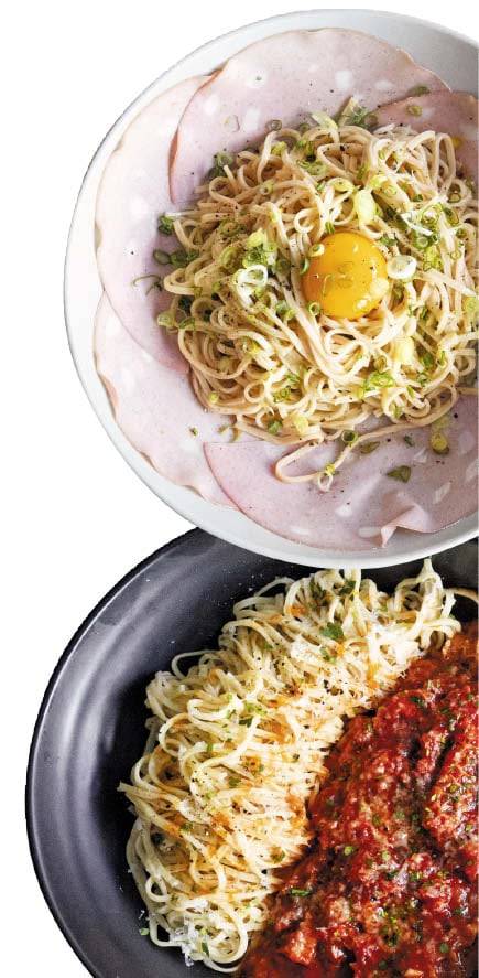 ‘서교난면방’에서 파는 모르타델라 햄을 얹은 들기름 난면(위 사진)과 ‘카밀로 라자네리아’의 피렌체 스타일 한우벌집양 탈리올리니 생면 파스타는 같은 면을 사용한다. /김지호 기자