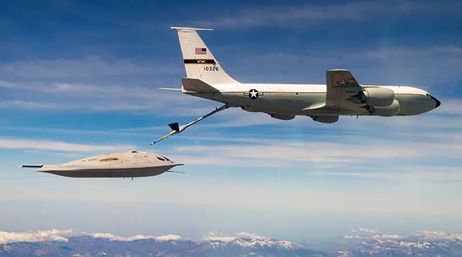 B-21 공중 급유 장면. /미 공군
