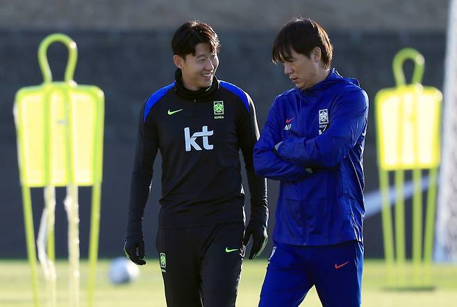 대한민국 축구 국가대표팀 홍명보 감독과 손흥민이 10일 충남 천안시 서북구 대한민국축구종합센터 하이브리드잔디 훈련장에서 훈련에 앞서 대화를 나누고 있다.  /뉴스1