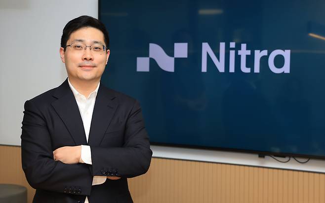 나이트라 팀황 대표가 지난 달 31일 오전 서울 종로구 한 사무실에서 본지와 인터뷰 전 포즈를 취하고 있다. 나이트라는 미국 내 의료기관 AI에이전트 서비스 사업하는 기업으로 최근 2800억원 규모 투자 유치를 했다./박성원 기자