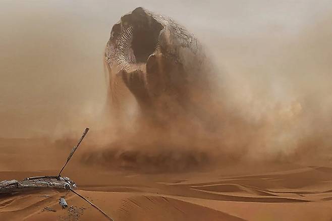 영화 듄에 나오는 거대한 모래괴물. 미국 워싱턴대 연구에 따르면, 물이 거의 없는 사막행성에선 이런 생명체가 살아남기 힘들다./조선DB