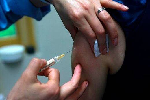 사람유두종바이러스(HPV) 백신을 접종하는 모습./조선DB