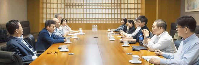 왼쪽부터 시계 방향으로 김태수·한준·정윤혁 위원, 김도연 위원장, 김별아·민세진·이성주·박원호·김재련·고산 위원, 조중식 부국장. /김지호 기자