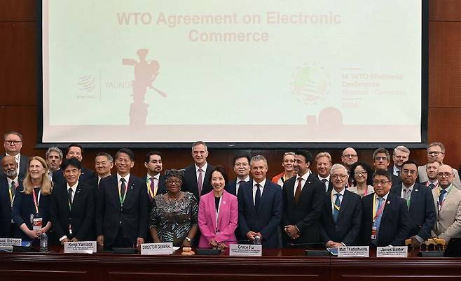 여한구 산업통상부 통상교섭본부장은 3월 28일(이하 현지시각) 카메룬 야운데에서 WTO 사무총장 및 전자상거래협정 의장국(호주·일본· 싱가포르) 통상장관 등 관계자가 참석한 가운데 열린 ‘전자상거래협정 (ECA) 부대행사’에 참석했다. /산업통상부