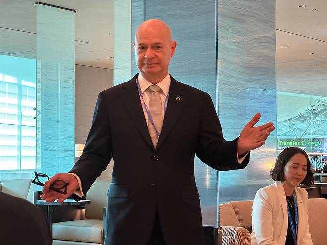 데이빗 페이시(David Pacey) 대한항공 기내식기판 및 라운지 부문 부사장이 지난 15일 인천국제공항 제2여객터미널 대한항공 프레스티지 웨스트 라운지에서 기자들과 만나 이야기하고 있다. /양범수 기자