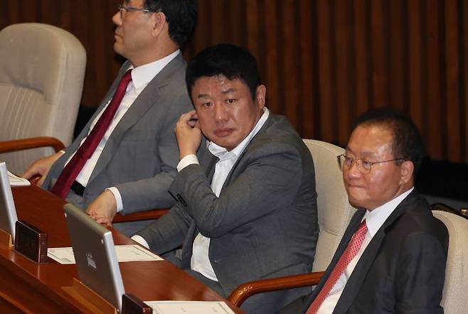 유의동 국민의힘 전 의원(가운데)가 2024년 5월 28일 서울 여의도 국회에서 열린 제414회국회(임시회) 제2차 본회의에 참석하고 있다. ⓒ 뉴시스