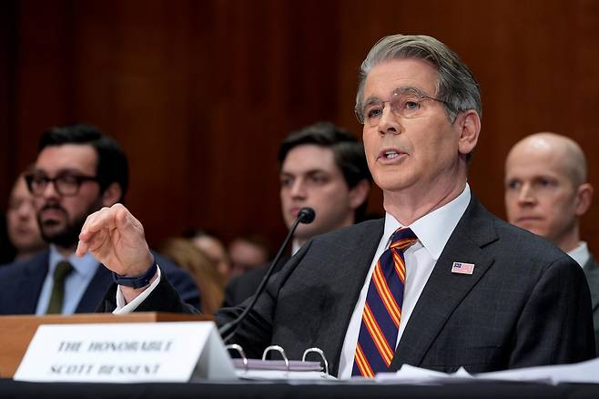 스콧 베선트 미국 재무장관이 5일(현지 시간) 상원 은행위원회 청문회에 출석해 의원들의 질의에 답변하고 있다. 2026.02.06. [워싱턴=AP/뉴시스]