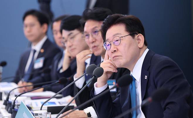 이재명 대통령이 15일 청와대에서 열린 규제합리화위원회 제1차 전체 회의에서 참석자의 발언을 듣고 있다. 이 대통령은 “대한민국 경제 성장잠재력을 회복하는 매우 중요한 방식 중 하나가 규제 합리화”라며 ‘메가특구’ 정책을 강조했다. 청와대사진기자단