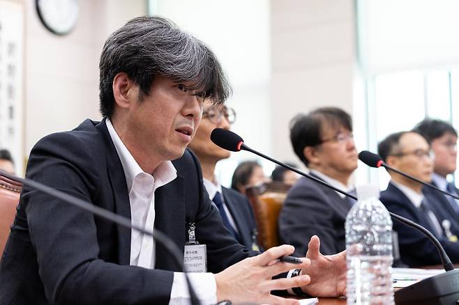 16일 서울 여의도 국회에서 열린 윤석열 정권 정치검찰 조작기소 의혹 사건 진상규명 국정조사특별위원회 대장동·김용 전 민주연구원 부원장·위례신도시 조작기소 의혹 사건 청문회에 증인으로 출석한 대장동 개발업자 남욱이 의원 질의에 답변하고 있다. 2026.4.16/뉴스1