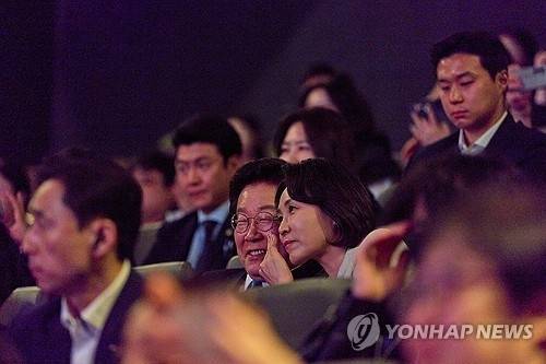 이재명 대통령과 김혜경 여사가 15일 서울 용산 CGV를 찾아 제주 4·3 사건을 다룬 영화 ‘내 이름은’을 관람하고 있다. 이 대통령 부부는 매주 수요일 ‘문화의 날’을 맞아 SNS 추첨을 통해 선정된 시민 165명과 함께 영화를 관람했다. 연합뉴스