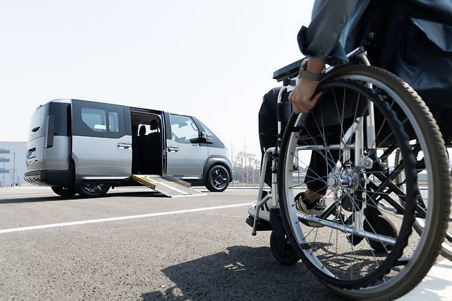 기아 PV5 웨이브 휄체어 탑승 모습