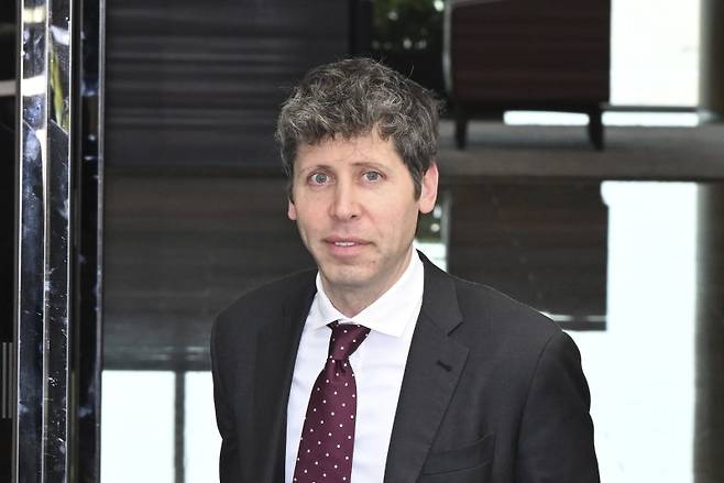 지난해 10월 샘 올트먼 오픈AI 최고경영자(CEO)가 서울 강서구 김포공항 비즈니스항공센터를 통해 입국하고 있다. 뉴시스