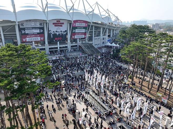 4월 9~12일 고양특례시 종합운동장에서 열린 고양 BTS 월드투어에 13만2000명의 관람객이 운집했다. 고양시 제공