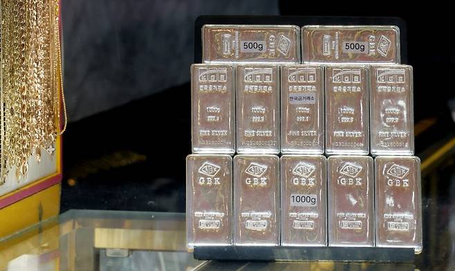 서울 종로구 한 금은방에 실버바가 진열돼 있다.뉴시스