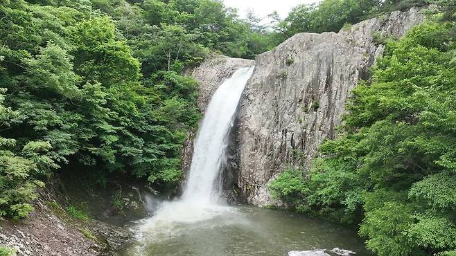 시원한 물줄기를 뿜어내는 직소폭포