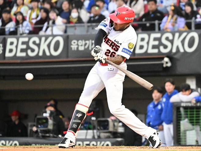 카스트로가 알칸타라를 상대로 역전 투런홈런을 뽑아내며 팀 승리의 일등공신이 됐다. 연합뉴스