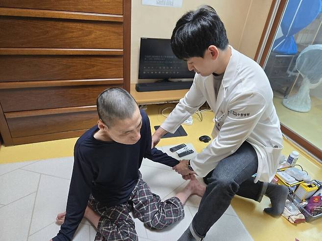 조희문 교수가 뇌성마비 환자를 방문해 재활치료 진료를 하고 있다. 조희문 교수 제공