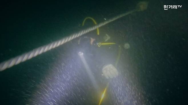 세월호 침몰 현장에서 희생자 수습활동을 벌이는 민간 잠수사. 영화 ‘로그북’ 화면 갈무리