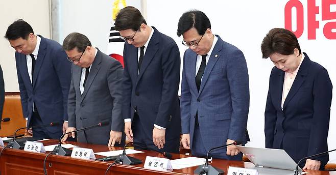 송언석 국민의힘 원내대표를 비롯한 최고위원들이 16일 국회에서 열린 최고위원회의에서 세월호 희생자들에 대한 묵념을 하고 있다. 윤운식 선임기자 yws@hani.co.kr