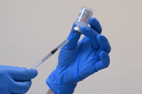 의료·건강 노동자가 코로나19 백신을 주사기에 넣고 있다. AFP 연합뉴스