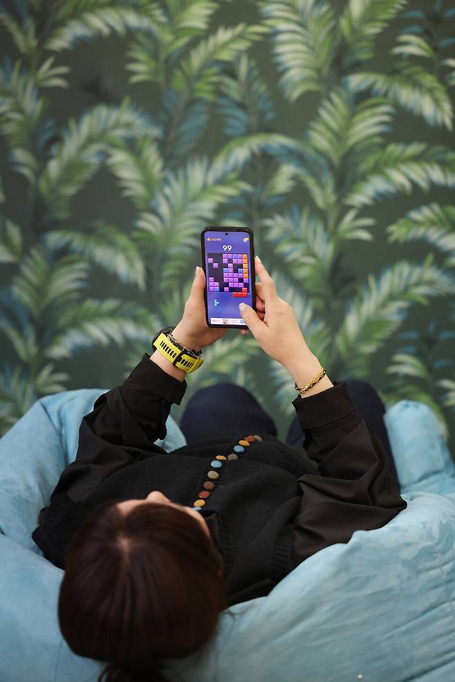 잠시 쉬는 시간에 하이퍼캐주얼 게임을 즐기는 직장인. 신소영 기자 viator@hani.co.kr