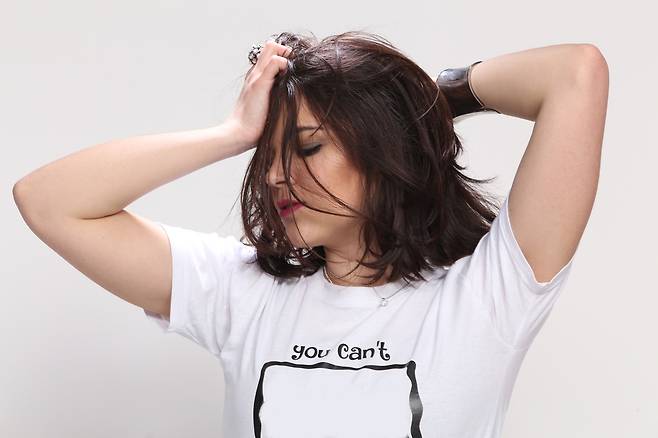 무심코 손으로 머리카락을 넘기다 보면 몇 가닥이 빠지는 경우가 있다./사진=게티이미지뱅크