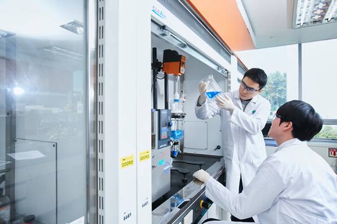 유한양행 연구원이 연구개발에 집중하고 있다. [사진=유한양행 제공]