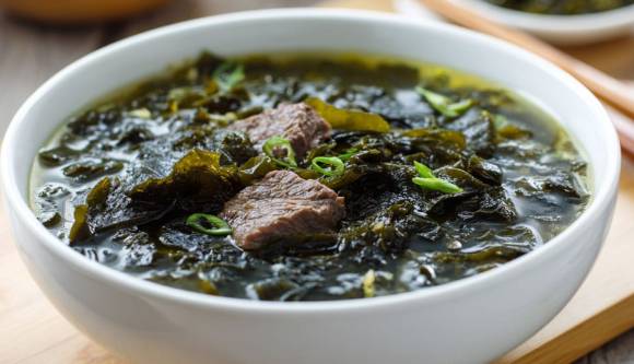 사진은 그릇에 담긴 미역국. [사진=푸드레시피 ]