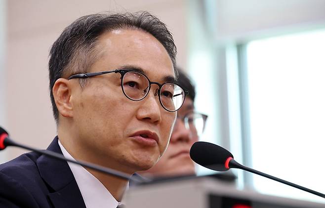 이원석 전 검찰총장이 16일 국회 '윤석열 정권 정치검찰 조작기소 의혹 사건 진상규명' 국정조사특별위원회에서 열린 대장동·위례 개발비리 및 김용 전 민주연구원 부원장 관련 의혹 사건에 대한 청문회에서 의원 질의에 답하고 있다. 2026.4.16 [사진=연합뉴스]