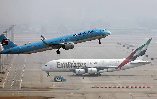 15일 인천공항 전망대에서 바라본 인천국제공항 활주로 모습. 연합뉴스