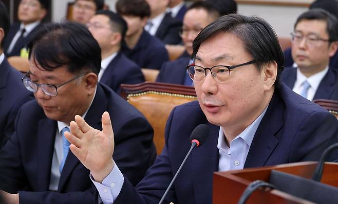 이화영 전 경기도 평화부지사가 지난 14일 청문회에서 의원 질의에 답하고 있다. 연합뉴스