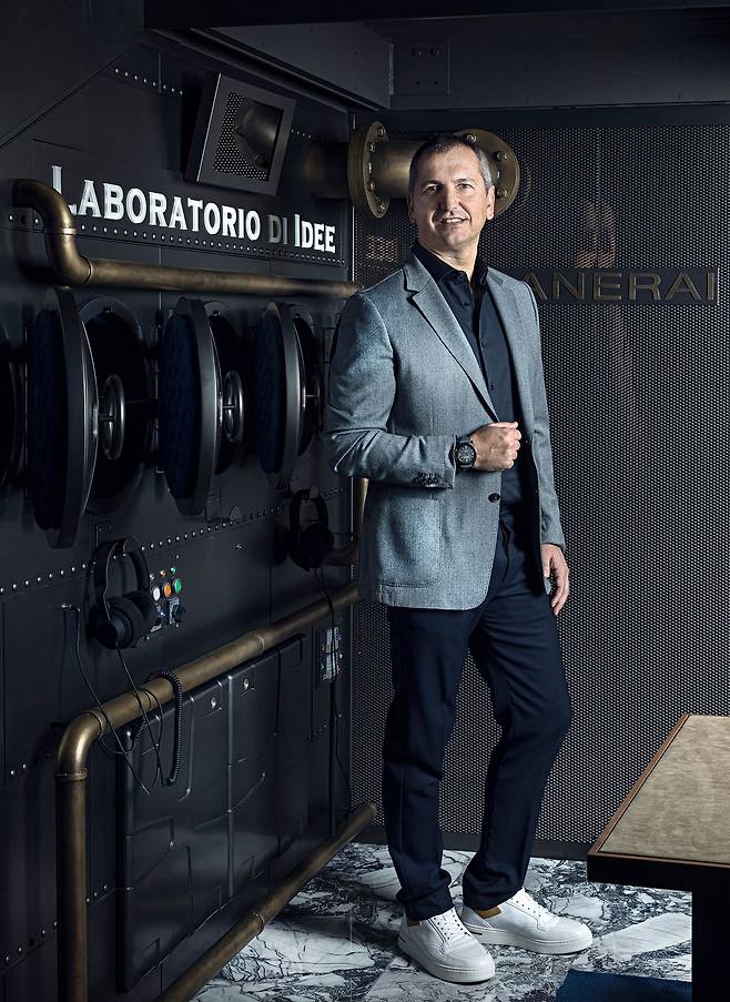 파네라이의 최고 마케팅&제품 책임자 알레산드로 피카렐리. 2000년대 초 시계 업계에 발들인 그는 2005년부터 지금까지 파네라이에서 일하고 있다. 사진 파네라이