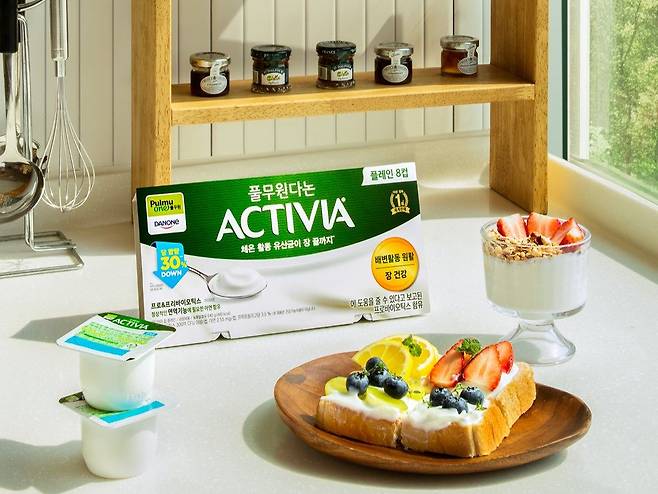 풀무원다논이 ‘액티비아 컵 플레인’의 당 함량을 약 30% 낮추고 프로바이오틱스를 강화한 리뉴얼을 진행했다. 사진 풀무원다논
