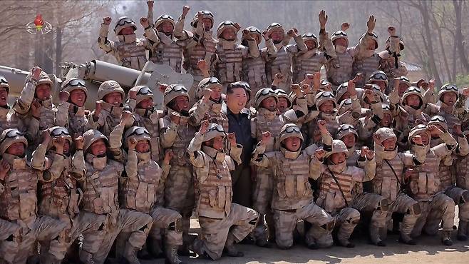 김정은 북한 국무위원장이 지난 15일 태양절을 맞아 진행된 인민군 서부지구 대연합부대 관하 포병구분대 포사격경기를 참관한 뒤 우승 구분대 군인들을 만나 높은 전투력을 치하하고 기념사진을 찍었다고 조선중앙TV가 16일 보도했다. 조선중앙TV 화면=연합뉴스