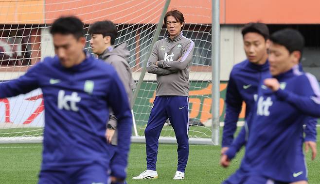홍명보 축구대표팀 감독이 훈련을 지켜보며 생각에 잠겨 있다. 연합뉴스